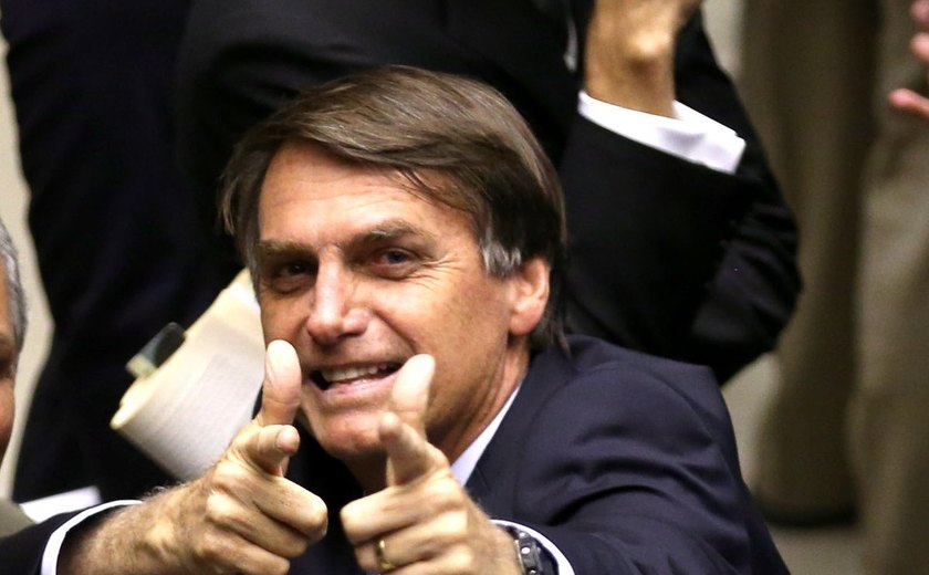 Bolsonaro acompanha saída de comitiva a Israel para acordos sobre a pandemia