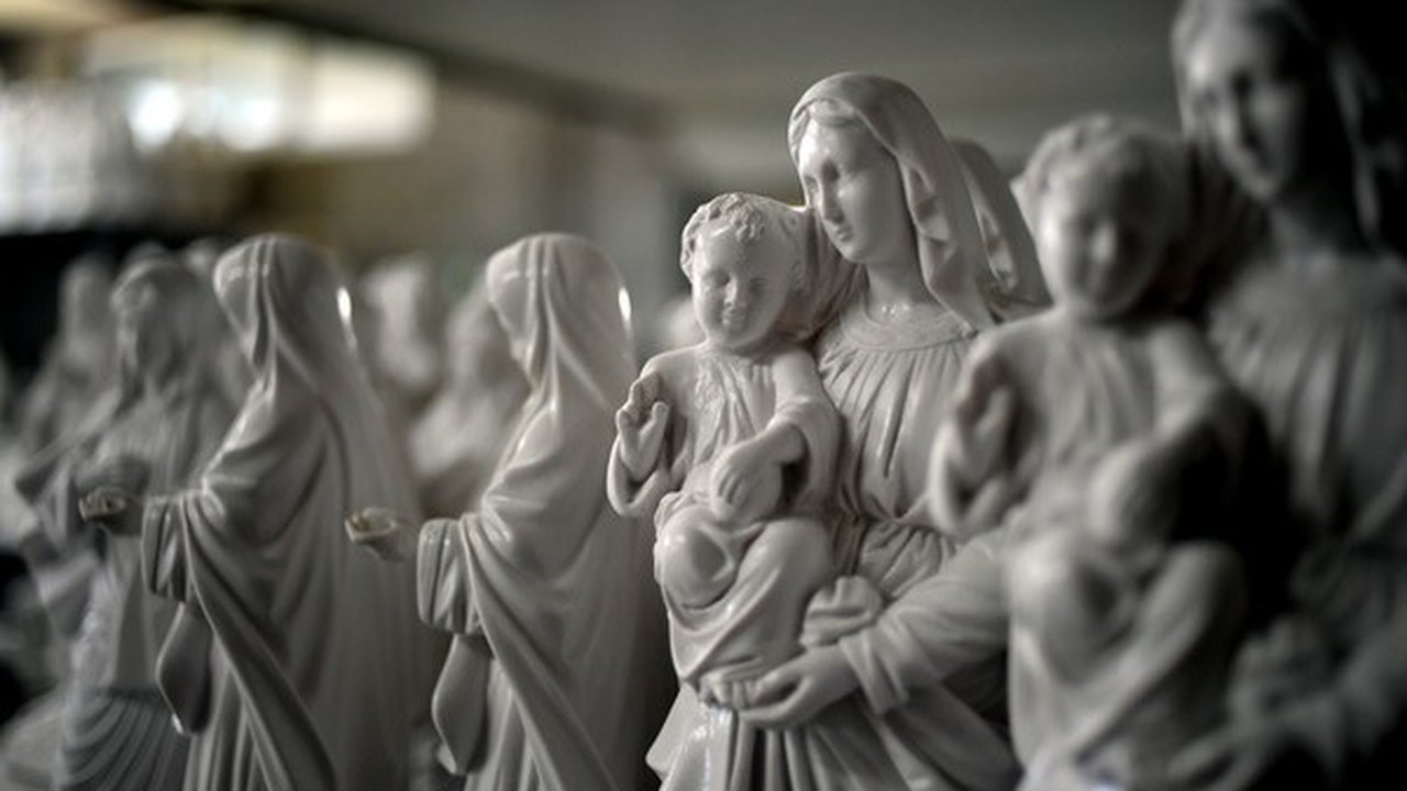 Em tempos de crise, virgens que choram sangue fascinam europeus, mas há quem aponte golpes