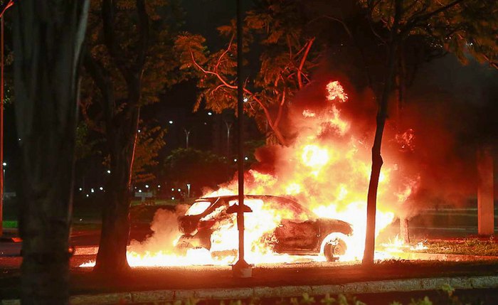Carro incendiado por terroristas bolsonaristas Carro incendiado por terroristas bolsonaristas