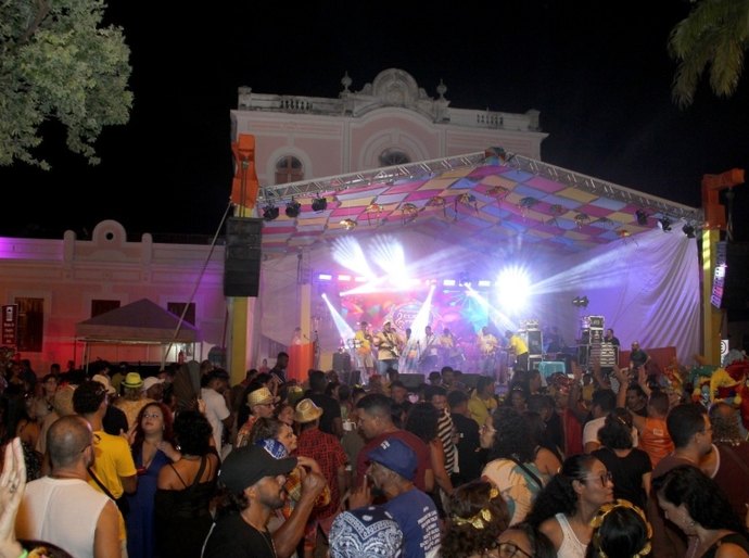 Primeira noite do Carnaval É Massa movimenta Jaraguá com praça lotada e diversidade cultural