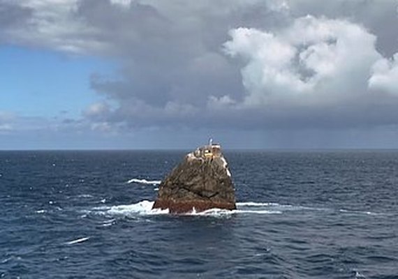 Aventureiro tenta ficar 2 meses em ilha de 21 metros de comprimento