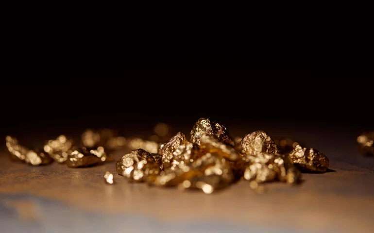 Ouro fecha em alta, enquanto prata recua quase 2% com foco no Fed