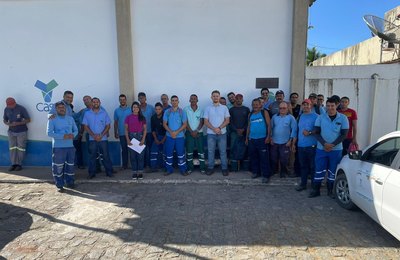 Casal realiza mutirão para retirada de vazamentos de água em Arapiraca