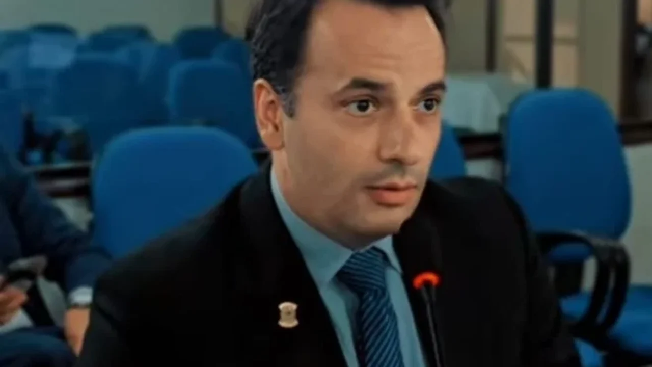 Helenildo Neto leva à Câmara denúncia de mães sobre cobrança e falta de fardamento na rede municipal