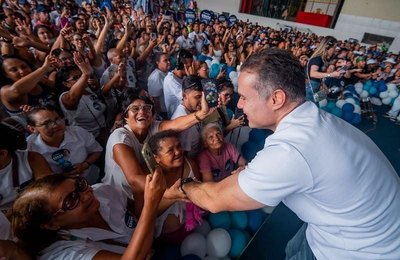 No Benedito Bentes, Renan Filho mostra trabalho na região e assume novo compromisso