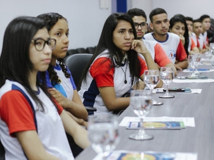 Alunos de escola estadual em Santana do Ipanema conhecem a Seplag