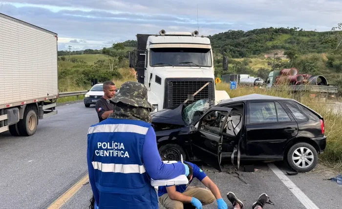 Carro conduzido pelo idoso ficou destruído após colisão com caminhão na BR-101, no Pilar