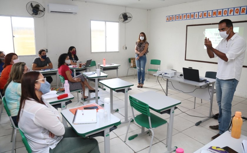 Secretaria de Educação planeja estratégias para retorno às aulas presenciais