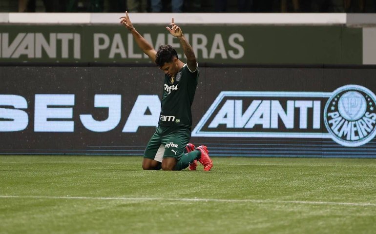 Palmeiras faz 100º gol em 2022, bate Cuiabá e reassume liderança do Brasileirão