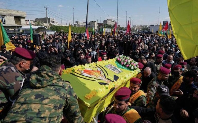 Membros de grupo xiita participam de funeral de companheiros mortos em bombardeio dos EUA