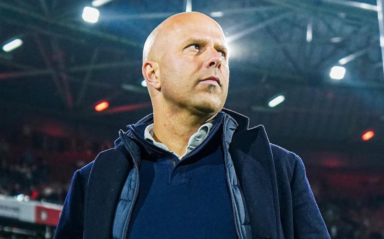 Técnico do Liverpool se arrepende de ofensas a árbitro: 'Devo dar um exemplo melhor'