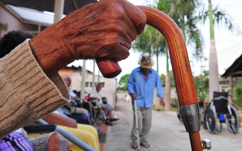 Comissão debate criação de sistema de cuidados de longa duração para pessoas idosas