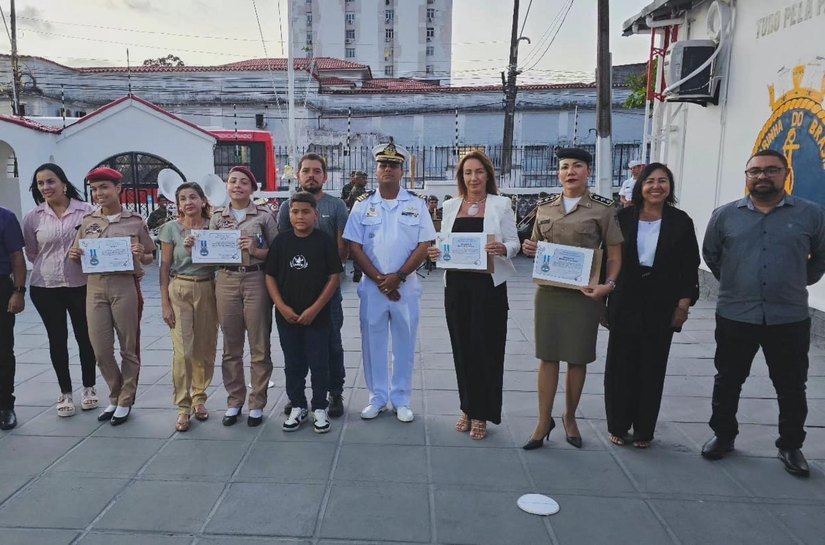 Estudantes do Colégio Tiradentes são premiados em concurso de redação da Marinha