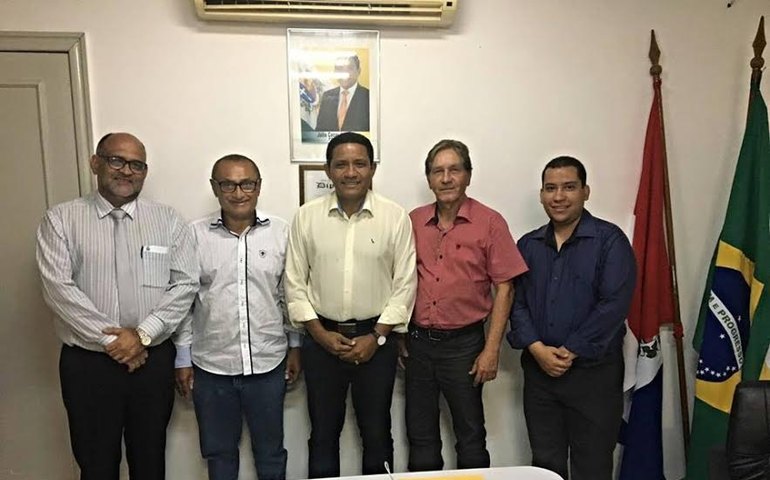 Prefeito se reúne com empresário para discutir a implantação do shopping e da fábrica de cimento, em Palmeira