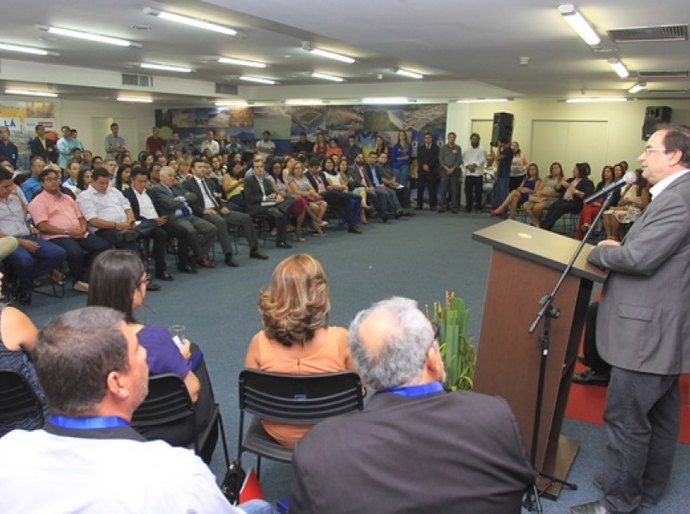Luciano Barbosa destaca meritocracia na escolha dos gerentes de Educação