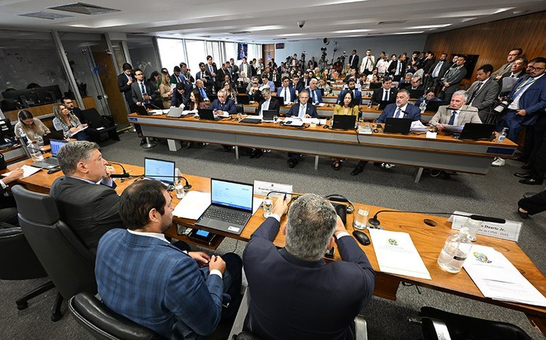 Relator da CPI do INSS pede para depoente ligar para piloto de avião e toma depoimento por telefone para 'evitar convocação'