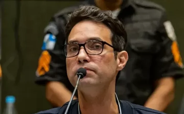 Jurada passa mal e atrasa início do quarto dia do júri de Jairinho e Monique; entenda o que pode acontecer