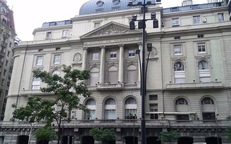 Bolsa de Buenos Aires cai mais de 18% na semana, com correção e após 1º turno