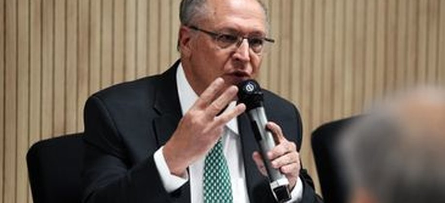 Brasília (DF), 14/07/2026 - Ministro do Desenvolvimento, Indústria, Comércio e Serviços (MDIC), Geraldo Alckmin, fala durante declaração à imprensa a respeito do recente anúncio do USTR de imposição de tarifas contra produtos brasileiros, na sala de coletivas do Palácio Itamaraty. Foto: Valter Campanato/Agência Brasil