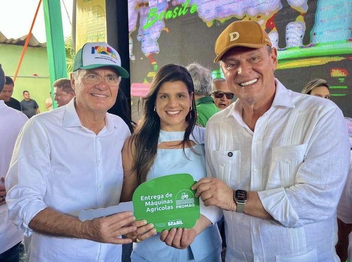 Prefeita Marcela Gomes recebe uma nova retroescavadeira para atender ao setor agrícola de Novo Lino