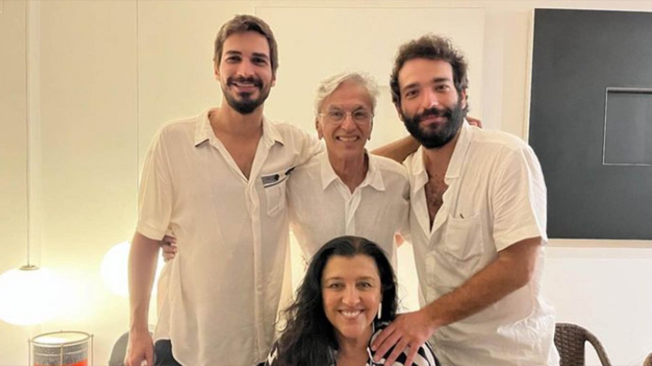 ‘Nossa cupida’, escreve produtor em foto com Humberto Carrão e Regina Casé
