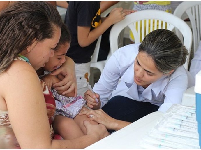 SMS realiza ação de vacinação com moradores das grotas de Maceió
