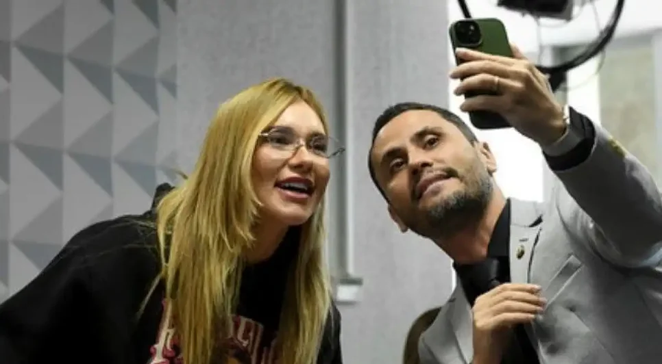 Virgínica Fonseca e Cleitinho Azevedo no episódio em que o senador pediu foto com a influenciadora durante CPI das Bets, em 2025 / Foto: reprodução
