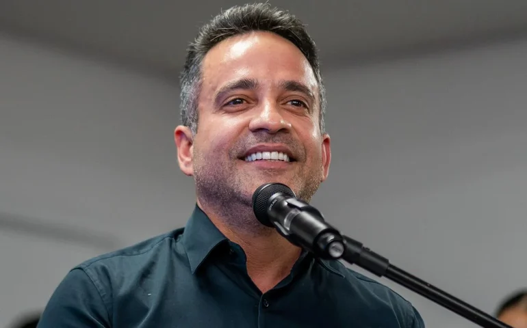 'Presente do senador Renan e do governador': Paulo Dantas distribui 50 Pix de R$ 200 em evento de prefeitura
