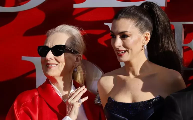 Anne Hathaway nega demissão de modelos magras em 'O Diabo Veste Prada 2'