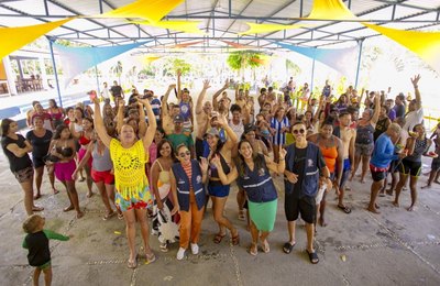 Pessoas em situação de rua participam de dia de lazer em parque aquático