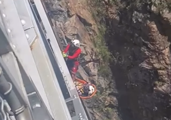 Homem sobrevive após queda de ponte de 90 metros