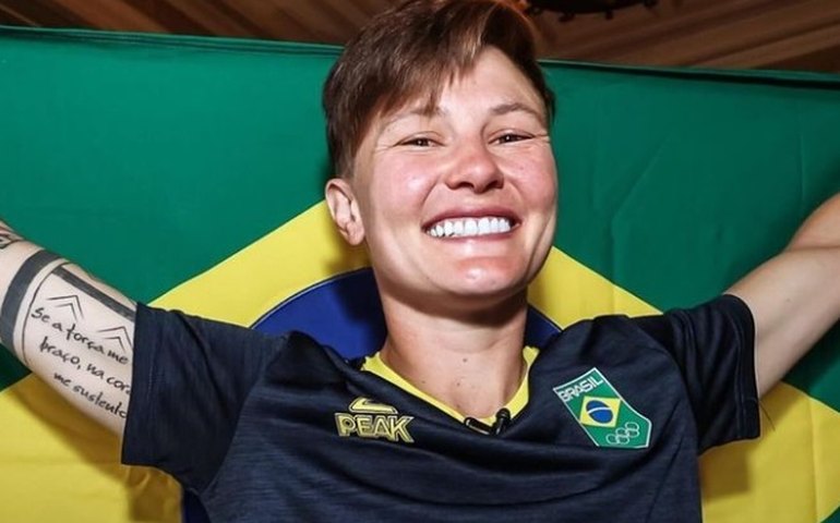 Porta-bandeira do Brasil, Raquel Kochhan teve câncer de mama e dividiu rotina na web até recuperação: 'Importância do autocuidado'