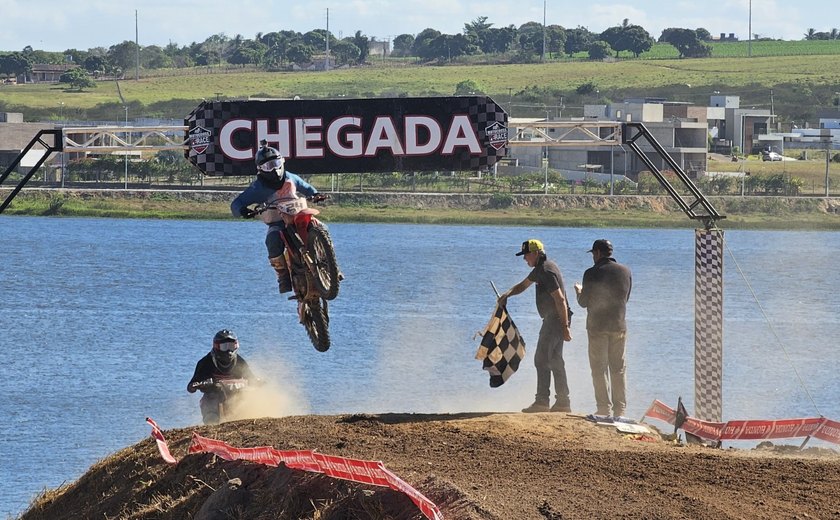 Viva Motocross reúne mais de 15 mil espectadores na arena montada no Lago da Perucaba