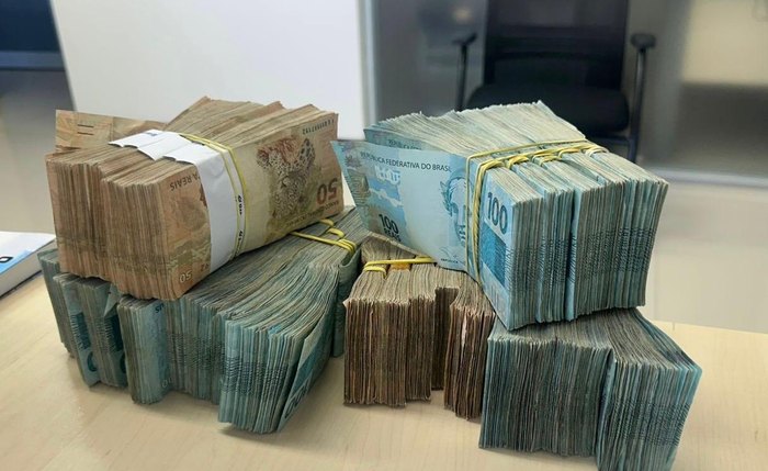 Homem foi flagrado com R$ 270 mil em espécie e manuscritos