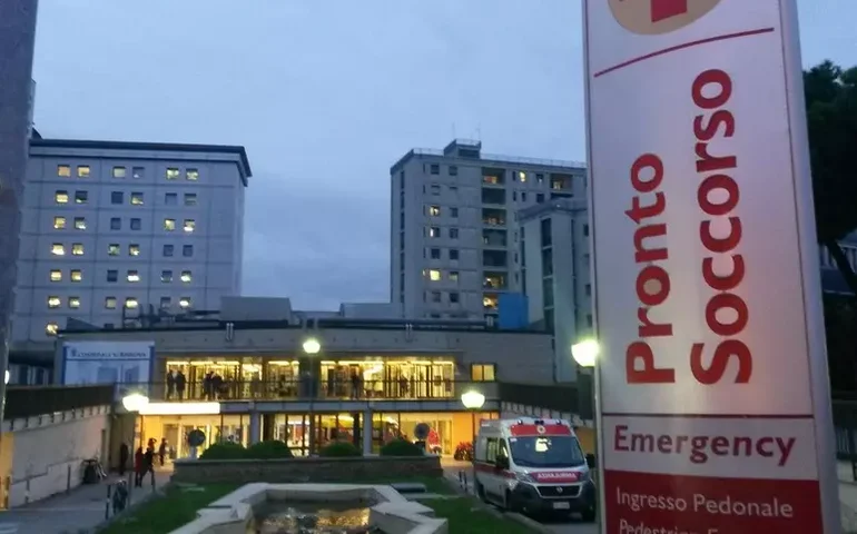 Menina de 18 meses é internada na Itália após ser atropelada por cortador de grama