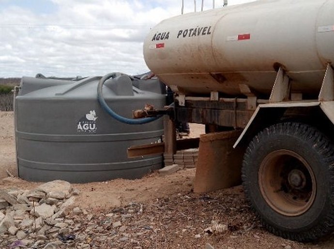 Operação Água é Vida começa a abastecer municípios sertanejos