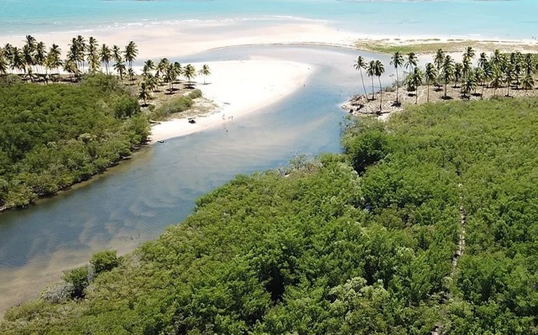 Uma bebê de 2 meses morre afogada ao cair de jangada no bairro Pescaria em Maceió
