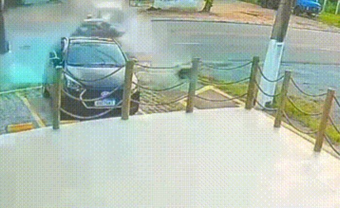 Carro bate no poste e capota