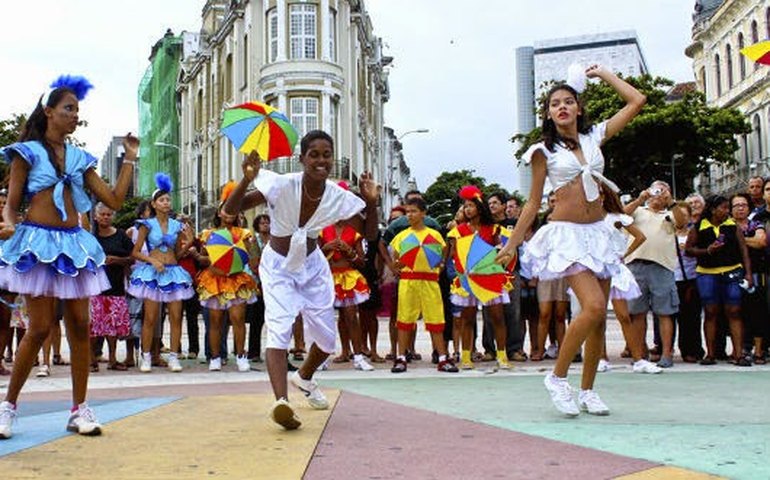 Cerca de 700 batuqueiros abrem o carnaval no Recife nesta sexta-feira