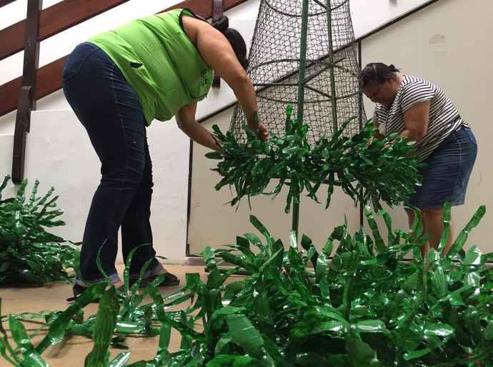 Slum cria decoração natalina com garrafas PET