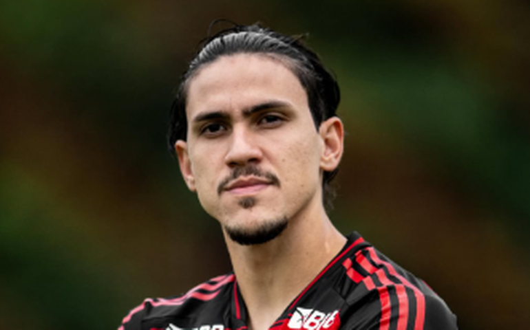 Pedro volta a ser relacionado por Felipe Luís no Fla e fica à disposição para clássico com Flu