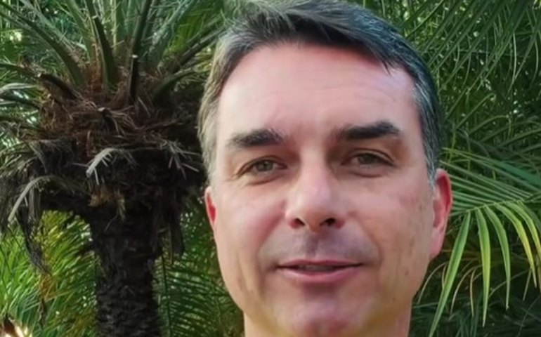 Flávio Bolsonaro afirma que Eduardo terá papel decisivo na escolha de chapa ao Senado por SP