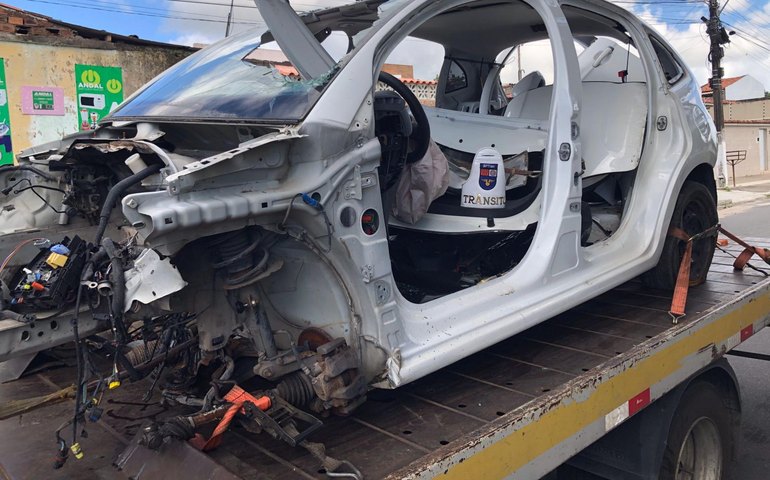 PM e PC apreendem veículo com queixa de roubo durante a Operação Desmontar