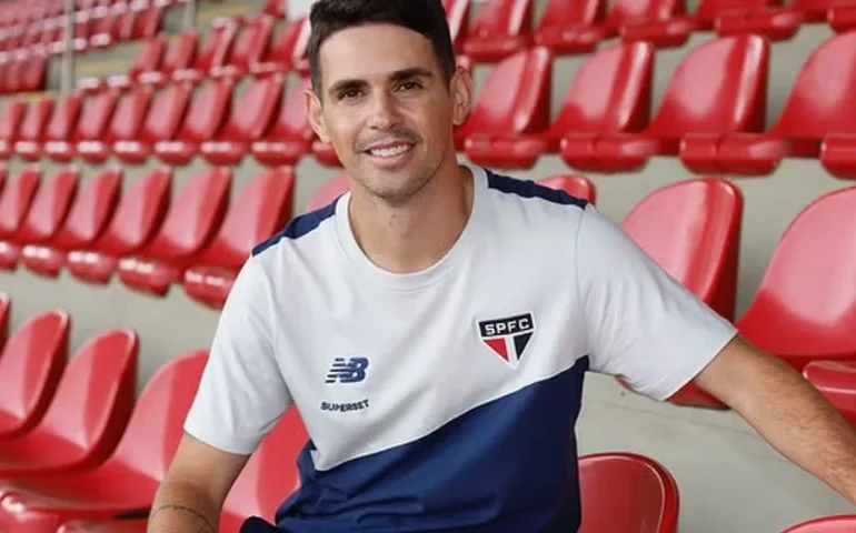 Oscar viaja à Argentina e fica à disposição do São Paulo para a estreia na Libertadores