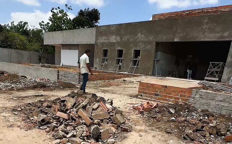 Prefeito de Anadia acompanha obras de construção de escola
