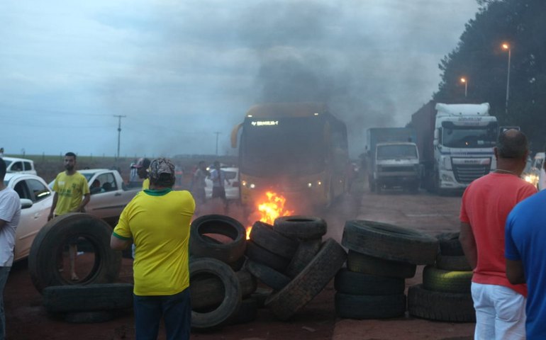 Silêncio de Bolsonaro vira sinal verde para mobilização de extremistas