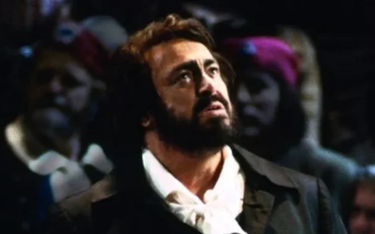 Estátua de Pavarotti é incorporada por engano a pista de gelo na Itália e causa indignação à família