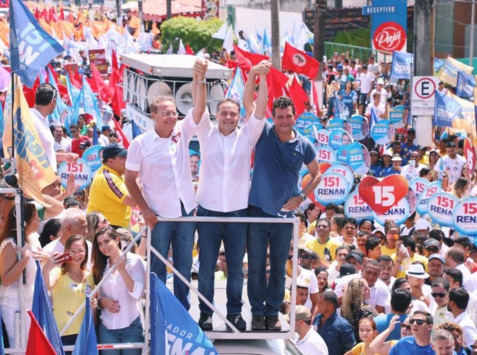 Renan Filho reúne 15 mil pessoas em caminhada pela orla de Maceió