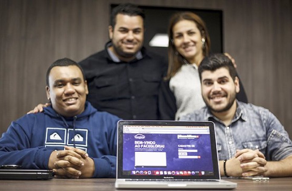 Thiago, Davis, Daiane e Atila, criadores do FaceGlória