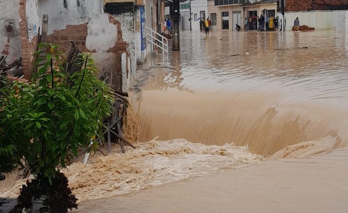 Cachoeira se formou numa rua residencial em Atalaia